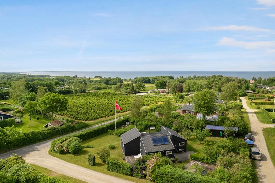 Blik over omrdet og havet i baggrunden (ca. 1 kilometer)