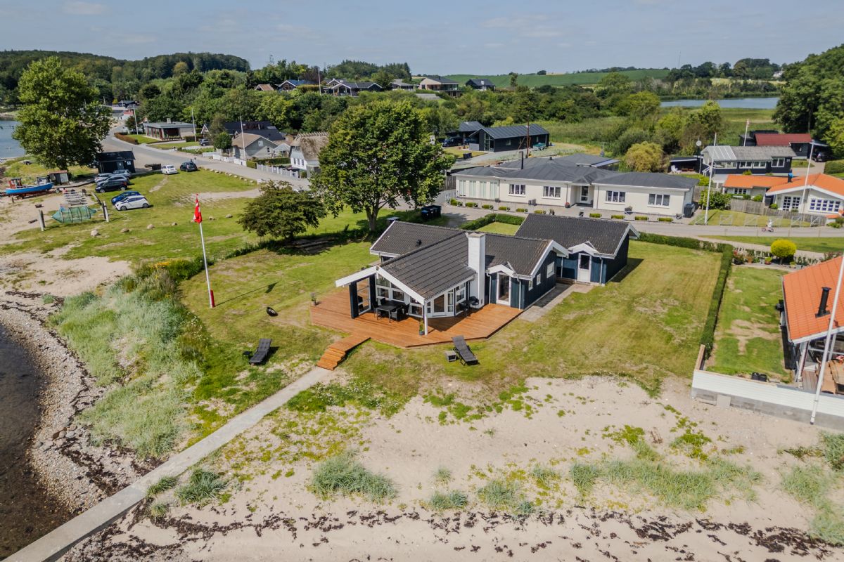 Cozy family owned summer house located on the beach, in a quiet summer house area, with a panoramic view of Genner Bay.
